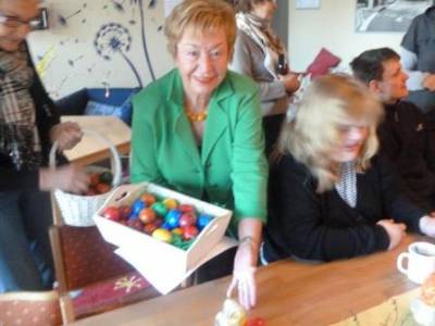 Uschi Kltzke (Vorsitzende der FU-Heiligenhaus) verteilt Ostereier an die Bewohner der Lebenshilfe Heiligenhaus.