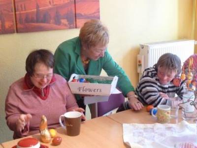 Uschi Kltzke (Vorsitzende der FU-Heiligenhaus) beim Verteilen der Ostereier.