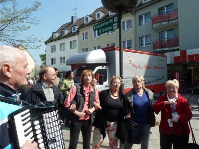 Einweihung der Blumenpyramide in Heiligenhaus - Peter Klein spielt Akkordeon