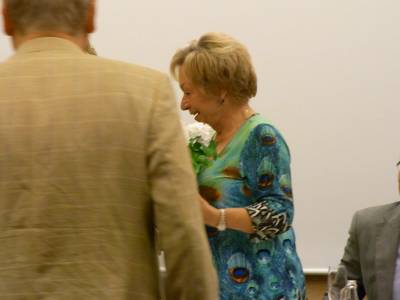 Der stellv. Vorsitzende des CDU Stadtverbandes Heiligenhaus, Dr. A. Grtner, gratuliert Uschi Kltzke zur Wahl.