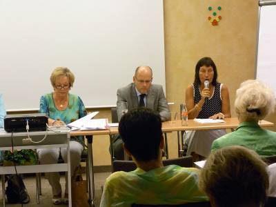 Dr. Annette Koewius, FU Kreisvorsitzende, war Versammlungsleiterin und staunte ber die groe Menge von ber 55 Mitgliedern und Gsten