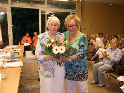 Vorstandsvorsitzende Uschi Kltzke mit Lore Krautscheid (Vorsitzende der Senioren Union)