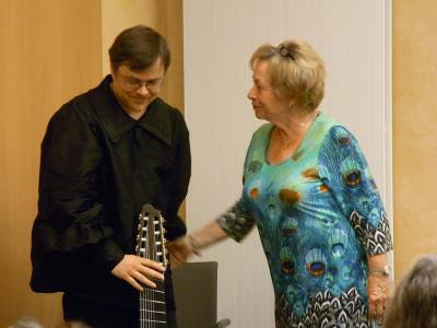 Uschi Kltzke bedankt sich bei Arne Harder.