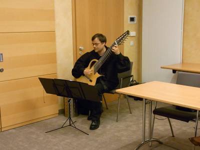 Vorstandswahl der FU Heiligenhaus 2013 - Arne Harder, Guitarone-Spieler, spielte gefhlvoll Suiten von Bach und italienischen Komponisten.