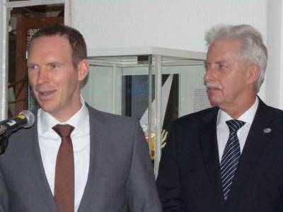 BM Dr.Jan Heinisch und Landrat Thomas Hendele gratulieren Uschi Kltzke zum 70. Geburtstag