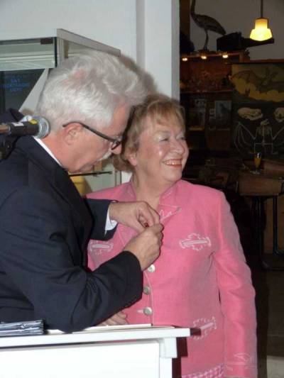 Der Landrat Thomas Hendele berreicht Uschi Kltzke das Bundesverdienstkreuz am Bande zum 70.Geburtstag