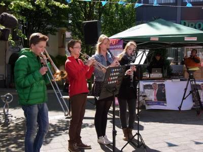 Schler der Musikschule spielen die Europahymne beim Europatag in Heiligenhaus