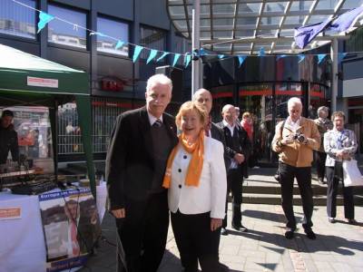 Landrat Thomas Hendele und Uschi Kltzke von der FU beim Europatag in Heiligenhaus